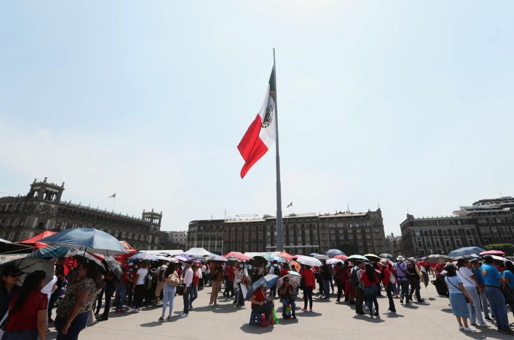 La CNTE advirtió que mantendrá su plantón en el Zócalo pese a que será el cierre de campaña de Claudia Sheinbaum.