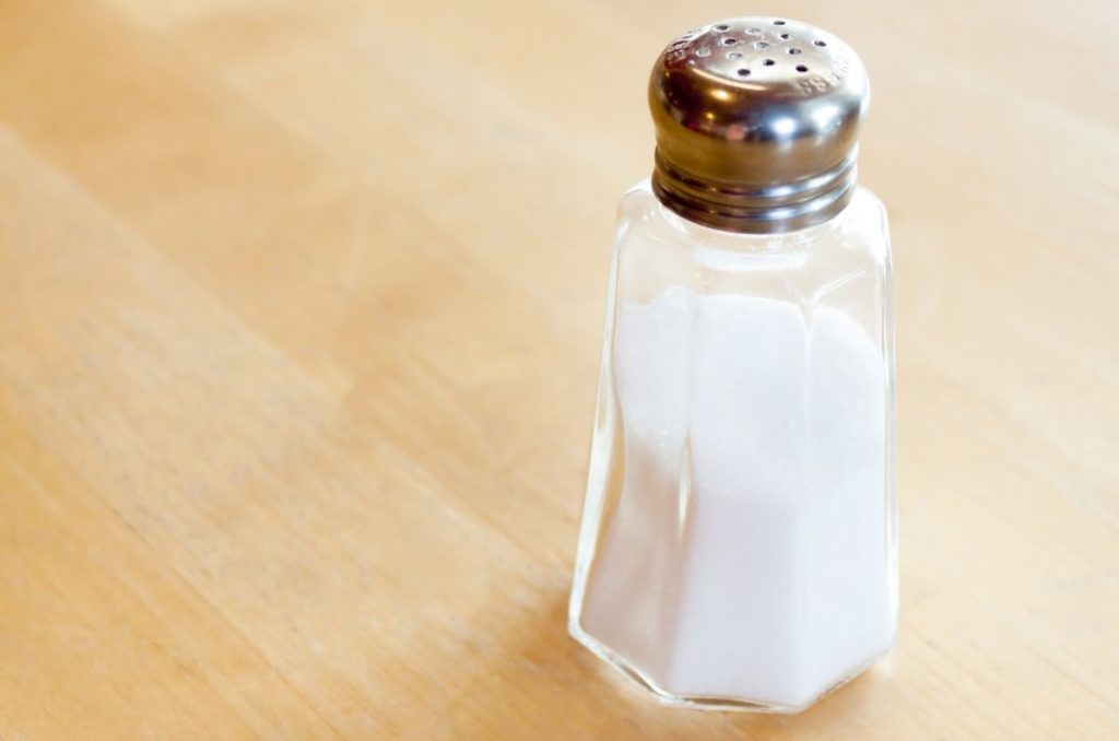La sal, a pesar de ser uno de los condimentos más populares del mundo, es uno de los más dañinos. Así te afecta comer sal.