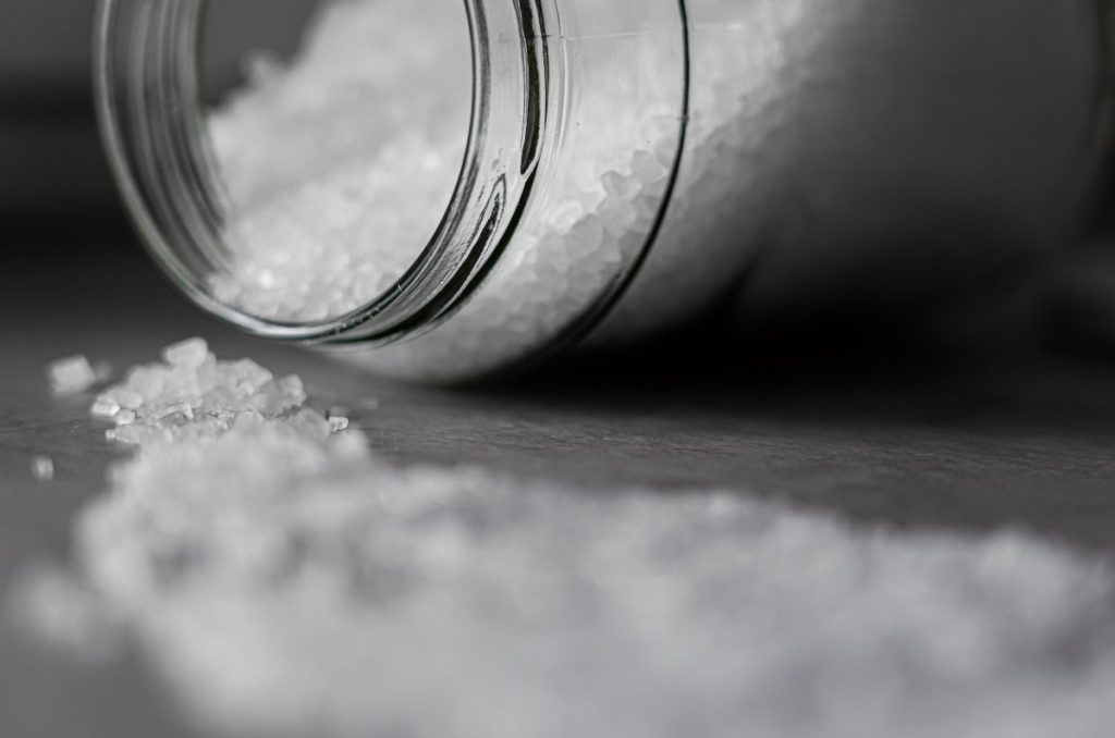 La sal, a pesar de ser uno de los condimentos más populares del mundo, es uno de los más dañinos. Su consumo excesivo pueden acarrear problemas graves de salud e incluso causar fatiga durante tu jornada laboral.