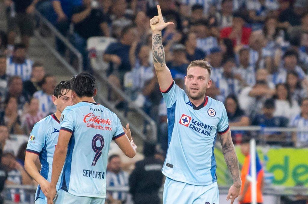 Cruz Azul anota una victoria por 0-1 sobre Rayados de Monterrey y poner un pie en la final del Clausura del fútbol mexicano.