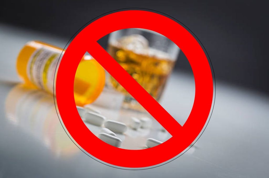 Evita ponerte en riesgo a ti y a quienes te rodean; conoce las razones por las cuales no debes mezclar medicamentos con alcohol.
