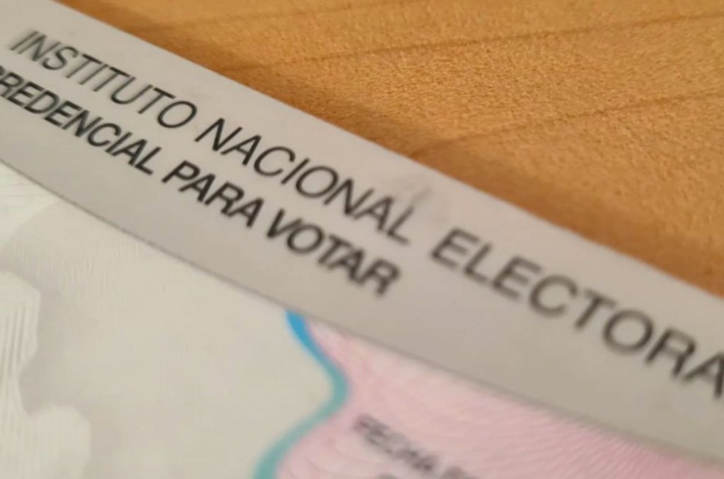 Si te has preguntado ¿Cómo saber si mi INE está vigente para votar?, entonces te decimos la forma en la que lo puedes identificar.