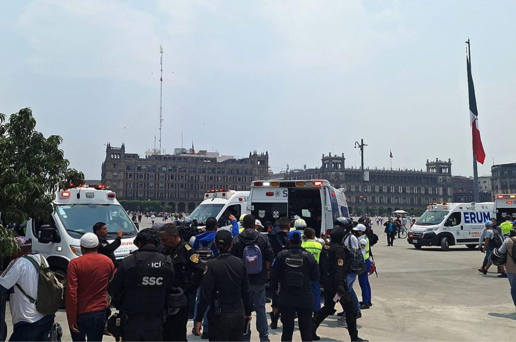 Ataques de manifestantes por Ayotzinapa a Palacio Nacional provoca caos y deja al menos 26 policías heridos este lunes.