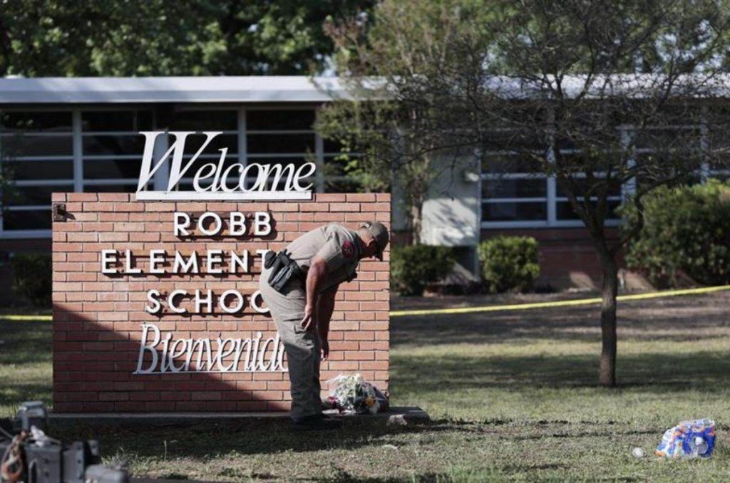 Familiares de las víctimas del tiroteo en una escuela de Uvalde, Texas, son representados por los abogados de los padres del tiroteo de Sandy Hook.