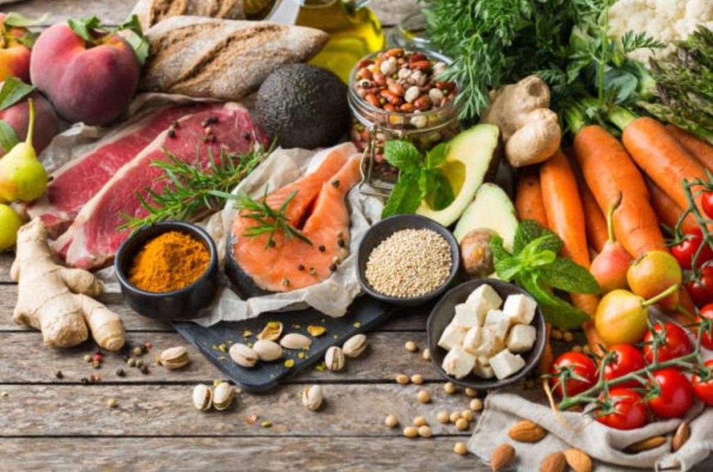 ¿Problemas con tu alimentación? Seguir una dieta mediterránea te traerá múltiples beneficios a tu salud; toma nota y mejora tus hábitos.