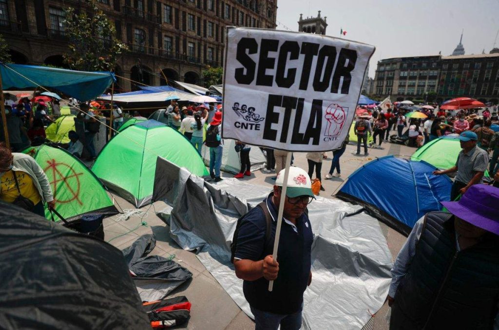 Los maestros de la Coordinadora Nacional de Trabajadores de la Educación (CNTE), empezaron este miércoles un paro general indefinido.