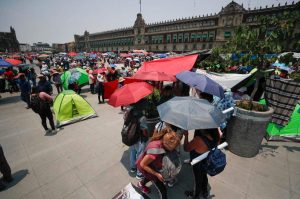 Tensión en el Zócalo: maestros mexicanos intentan derribar las vallas del Palacio Nacional