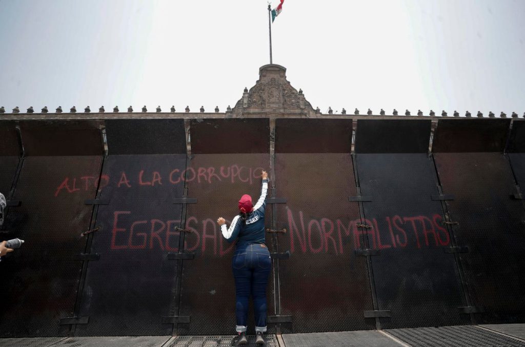 Los maestros de la Coordinadora Nacional de Trabajadores de la Educación (CNTE), empezaron este miércoles un paro general indefinido.