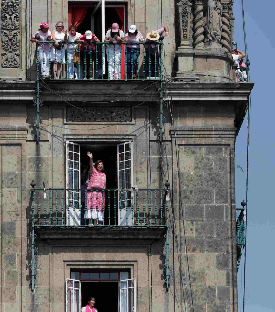 Organizaciones civiles y ciudadanía que integran la Marea Rosa se manifestaron este domingo en varias partes de México.