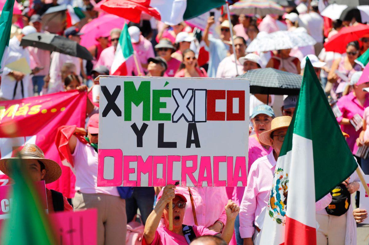 Marea Rosa marcha en todo México para ‘defender’ la democracia