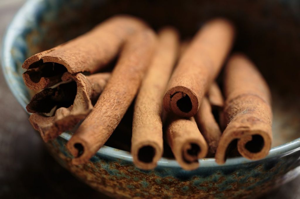Antes de tirarlas a la basura, checa cómo puedes reciclar las rajitas de canela y aprovechar sus increíbles cualidades.