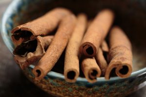 Truco con canela para evitar que ácaros, polillas y pececillos de plata entren a tu casa