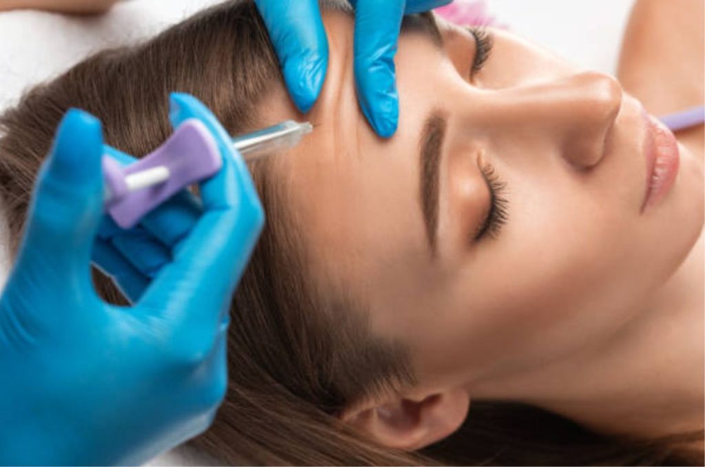 El botox no sólo sirve para eliminar arrugas del rostro, tiene otras funciones que te pueden servir mucho. Conoce sus beneficios.