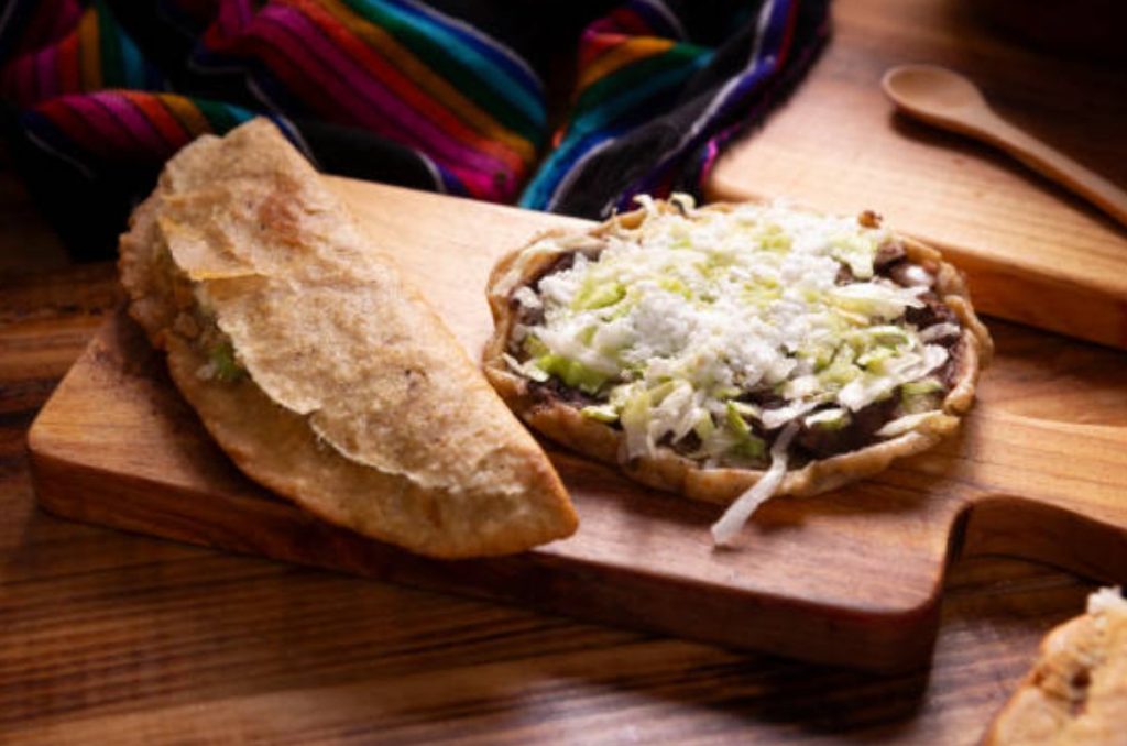 Te contamos le origen de un antojito mexicano controversial, la quesadilla, además de algunas diferentes formas de prepararlo.