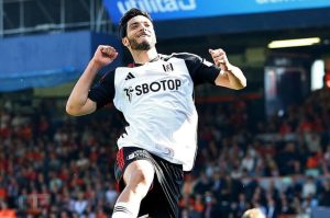 Raúl Jiménez supera a ‘Chicharito’ como mejor mexicano en la Premier League