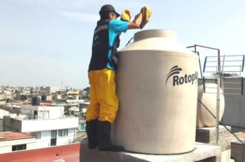 Con la iniciativa de limpieza de tinacos de agua gratis, el gobierno pretende brindar una mano para beneficiar a decenas de familias.