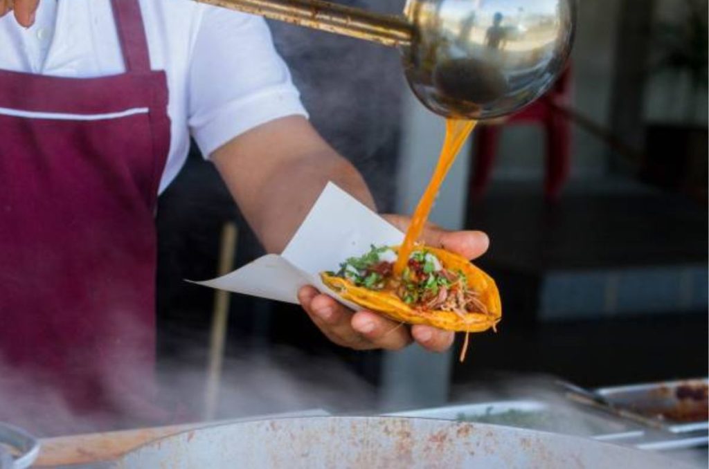 En esta temporada de ola de calor no es tan bueno comer en la calle, aquí te explicamos las razones por las que debes tener cuidado.
