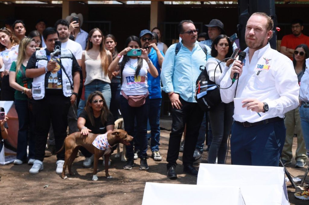 El candidato a la Jefatura de Gobierno, Santiago Taboada, firmó un compromiso animalista, para castigar el maltrato y erradicar la venta ilícita.