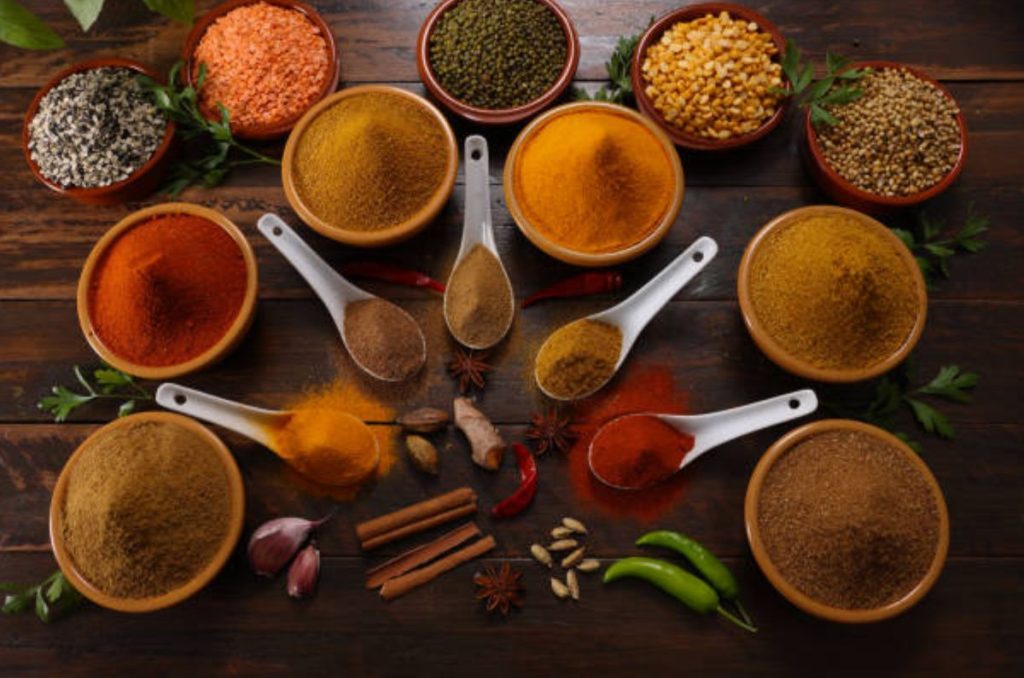 ¿Quieres agregar un toque especial a tus platillos? Conoce cómo puedes crear sazonadores caseros con ingredientes frescos y naturales.