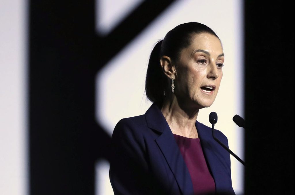 Claudia Sheinbaum negó este viernes que la democracia esté "en riesgo" con su candidatura como afirma la oposición.