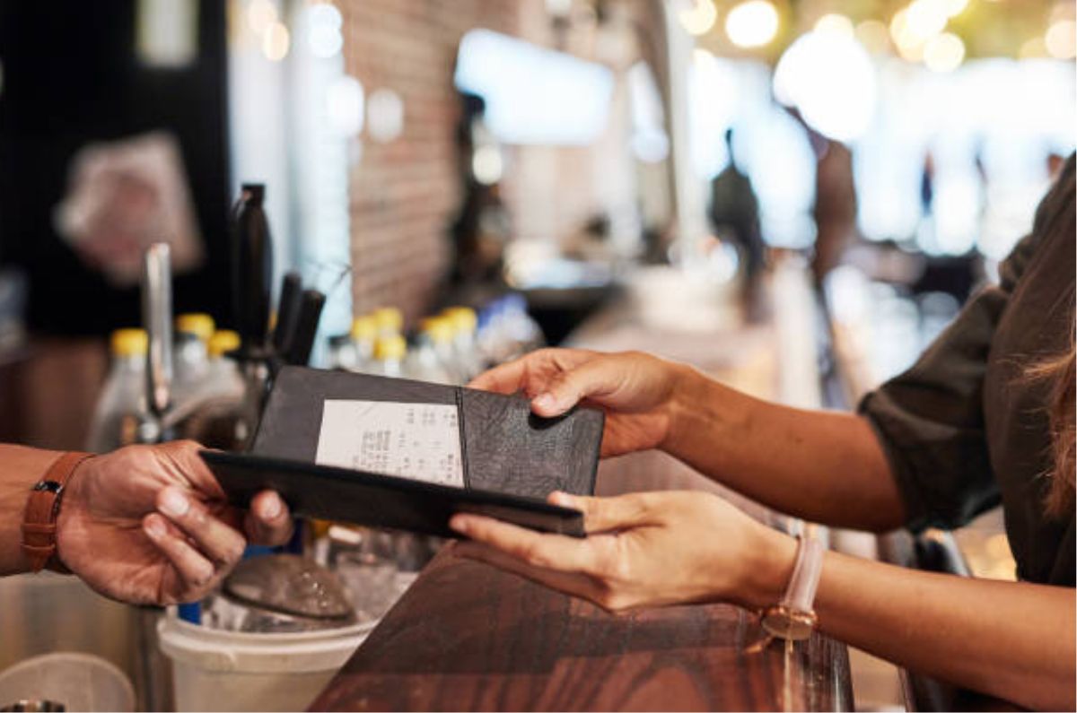 ¿Te pueden pedir consumo mínimo en bares y restaurantes? Esto dice Profeco