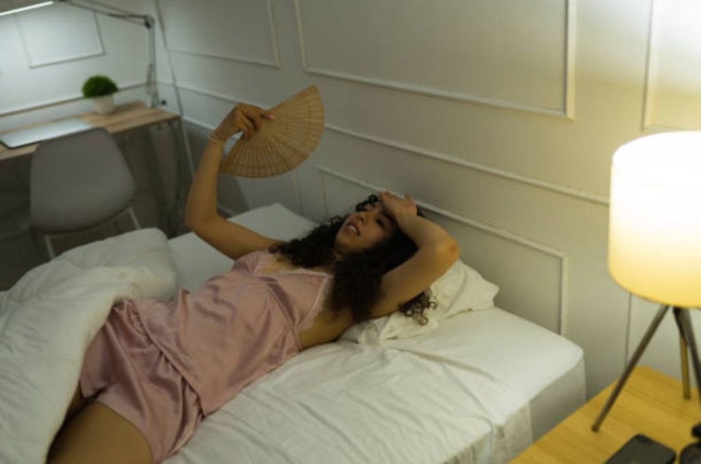 Gracias a este secreto o truco, lograrás dormir plácidamente y sin preocuparte por el sudor y el calor. Conoce cómo refrescar una habitación.