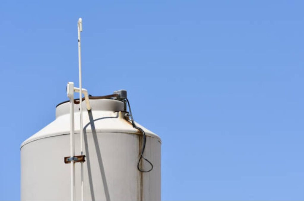 ¡No sufras con las altas temperaturas! Conoce cómo puedes enfriar el agua del tinaco en temporada de calor y evitar que se ponga verde.