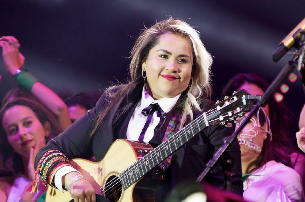 La cantautora de 'Canción Sin Miedo', Vivir Quintana, busca la unión entre candidatas con su nueva canción, ¿ya la escuchaste?