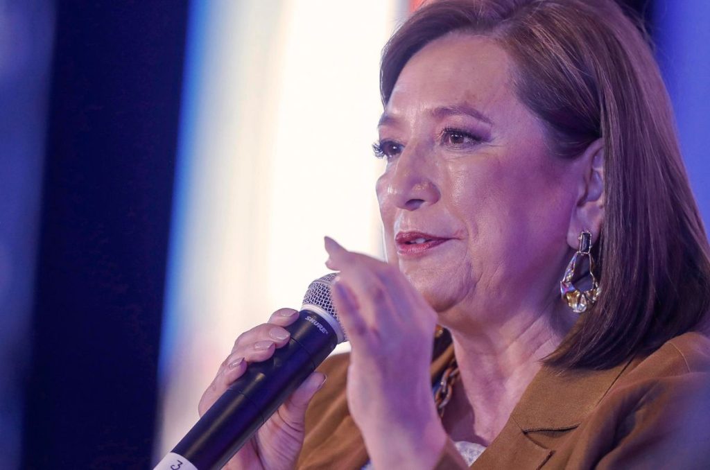 La candidata presidencial Xóchitl Gálvez prometió salarios base de por lo menos 20 mil pesos mensuales para los maestros mexicanos.