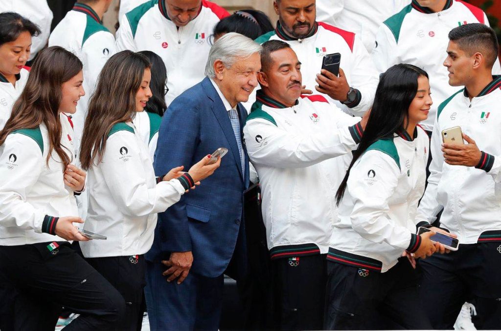 El presidente López Obrador encabezó la ceremonia de abanderamiento de los atletas mexicanos que participarán en las Olimpiadas 2024.