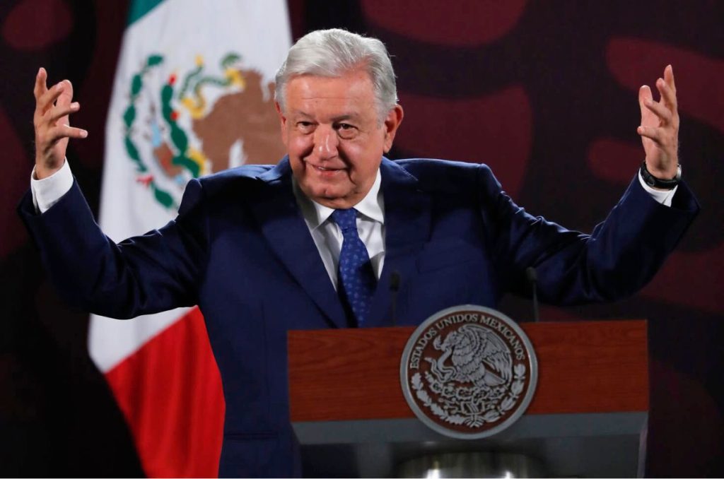 AMLO consideró 'natural, normal, que se den estos vaivenes' en los mercados y reiteró que impulsará sus polémicas reformas en Congreso.