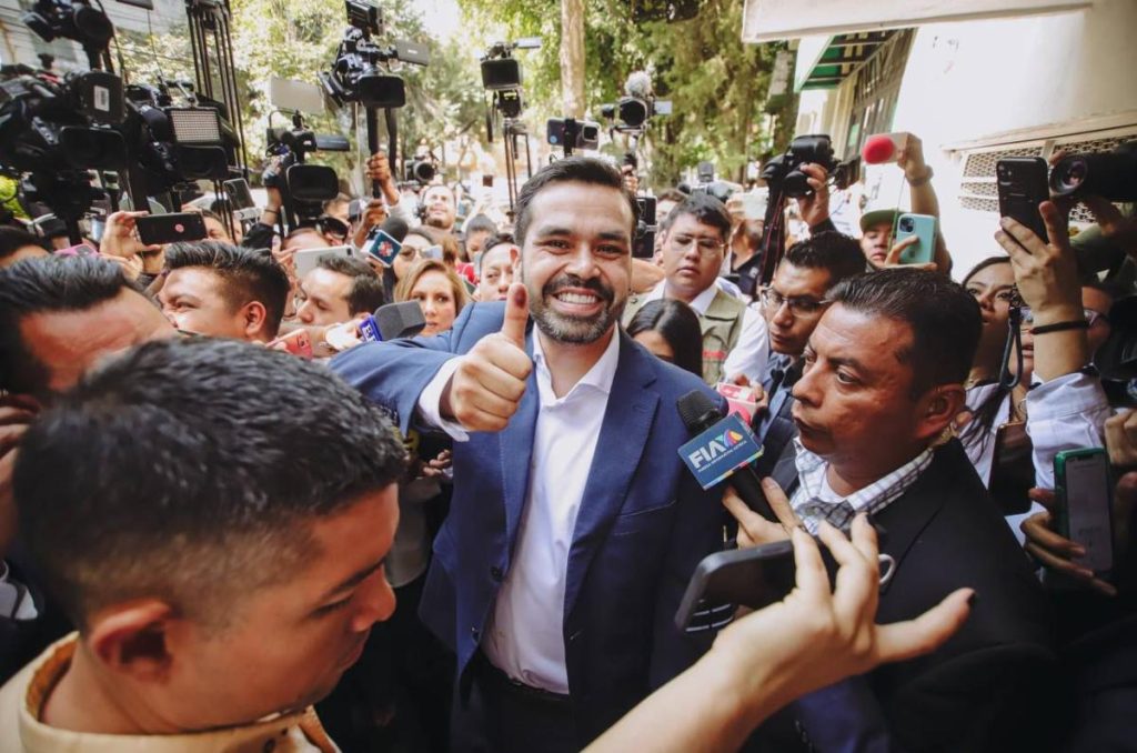El candidato a la presidencia de México por Movimiento Ciudadano, Jorge Álvarez Máynez, acudió a las urnas en la capital del país.