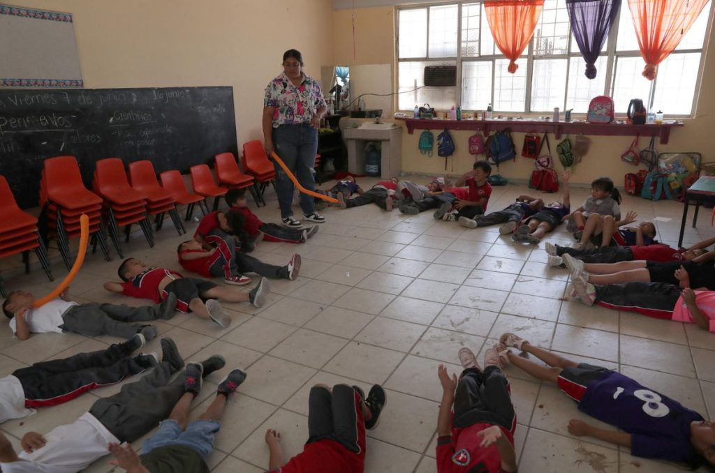 La ola de calor en México sigue y orilló a Ciudad Juárez a suspender las clases en cientos de escuelas de nivel básico a partir del viernes.