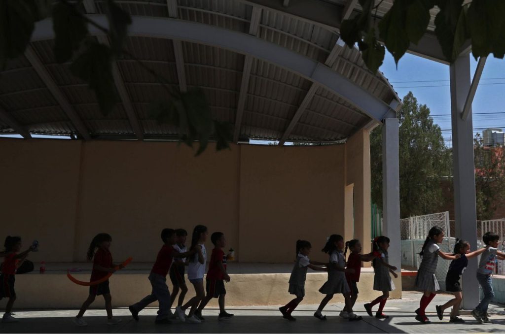 La ola de calor en México sigue y orilló a Ciudad Juárez a suspender las clases en cientos de escuelas de nivel básico a partir del viernes.