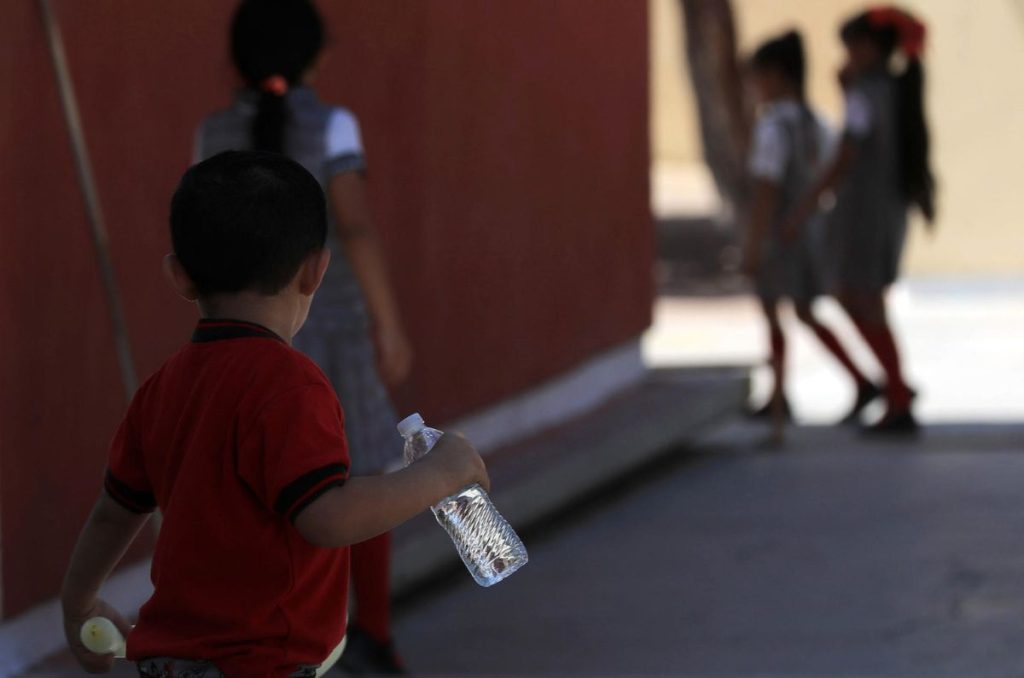 La ola de calor en México sigue y orilló a Ciudad Juárez a suspender las clases en cientos de escuelas de nivel básico a partir del viernes.