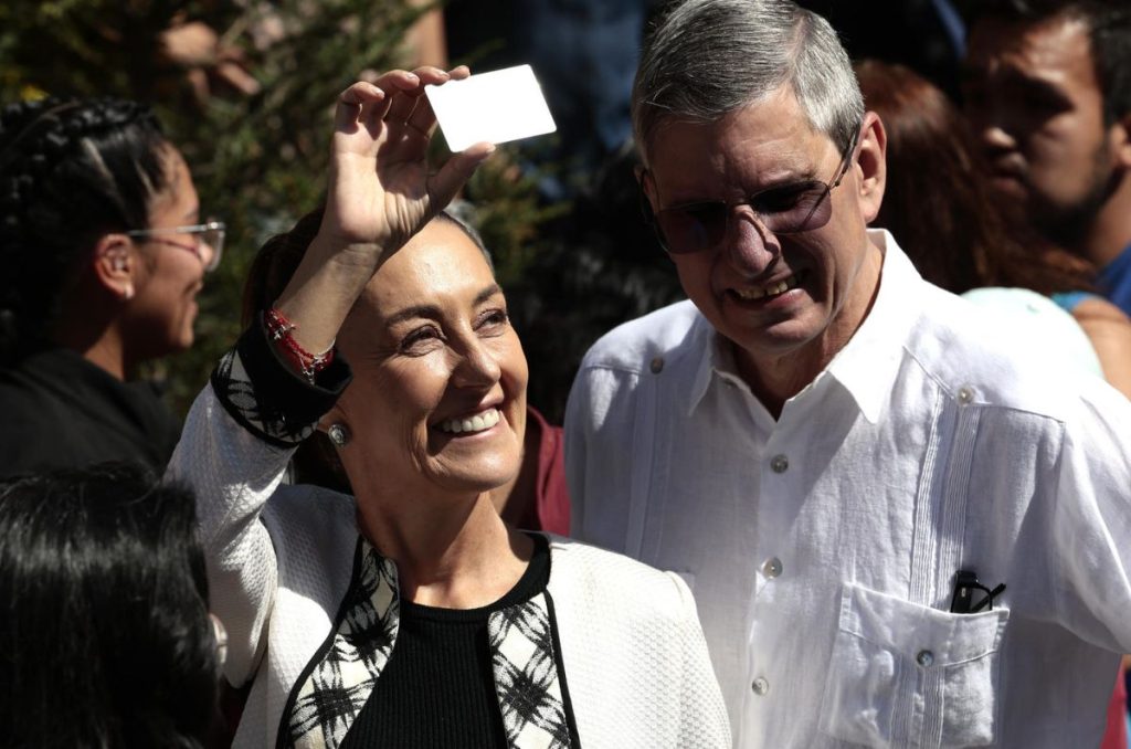 Claudia Sheinbaum acudió a emitir su voto en San Andrés Totoltepec, en la Alcaldía Tlalpan, este domingo 2 de junio.