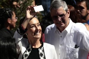 Claudia Sheinbaum acude a emitir su voto