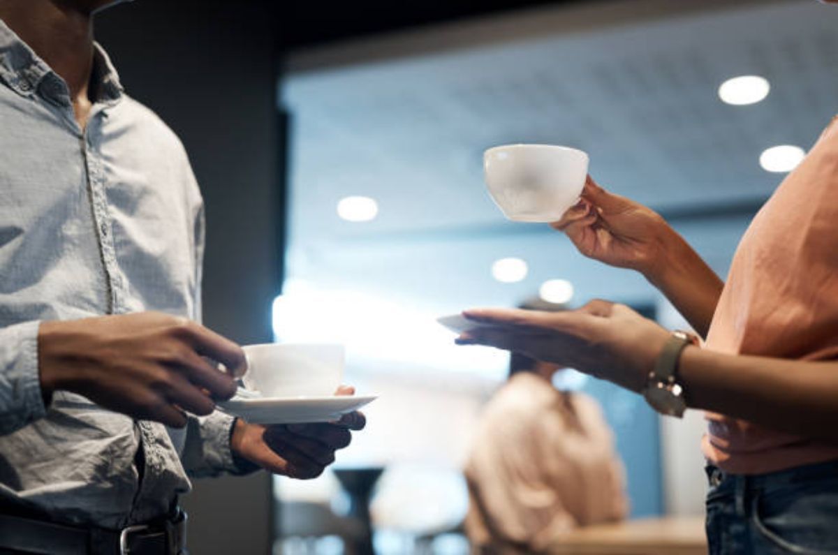 Coffee badging, la ‘protesta’ en el trabajo que cada vez se vuelve más popular