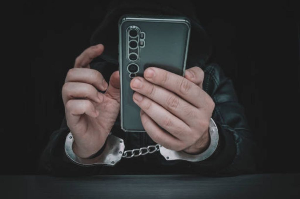 Los hackers utilizan numerosas técnicas para llevar a cabo una sextorsión, Aprende a evitar caer en esta trampa y cuidar tu intimidad.