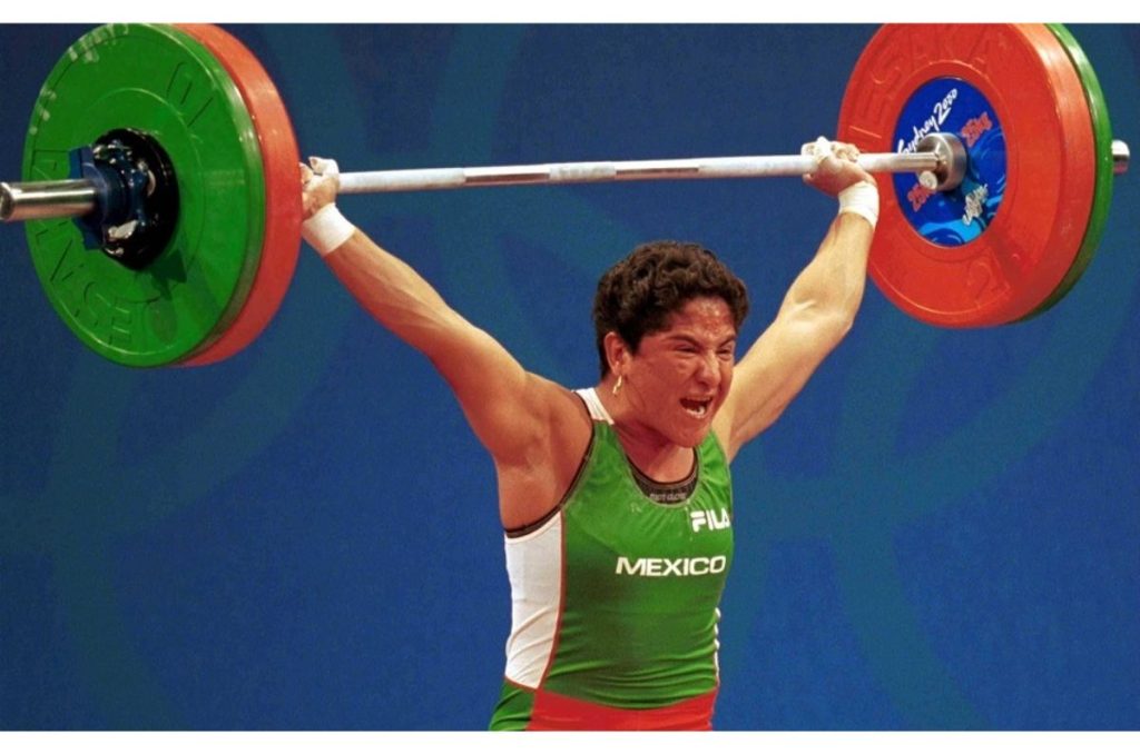 Soraya Jiménez demostró un talento excepcional para la halterofilia y fue la primera atleta en ganar una medalla de oro para México en JJOO.