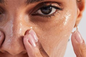 El truco viral de TikTok aprobado por dermatólogos para mantener la piel hidratada