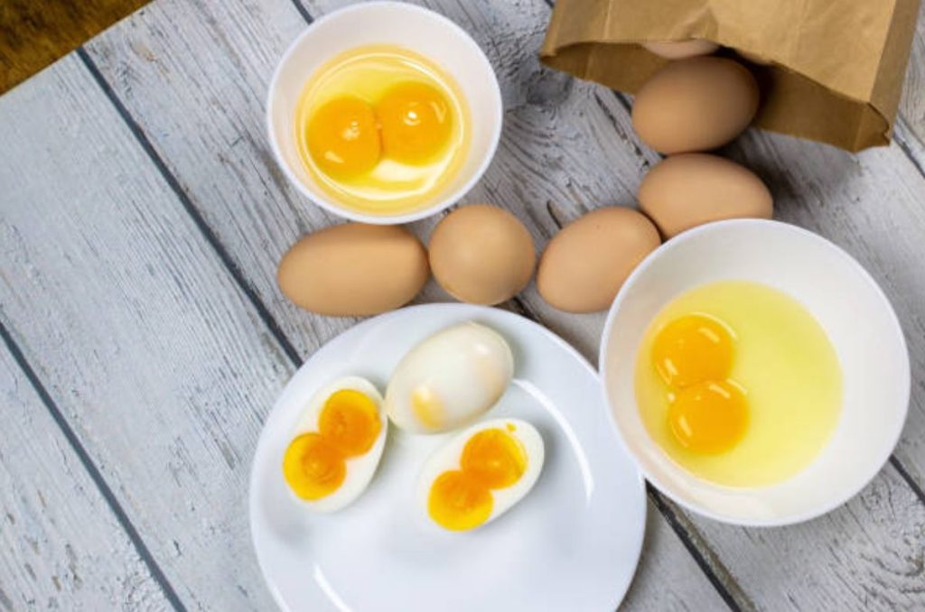 Respira profundo antes de saber lo que te sucederá cuando rompas un huevo con doble yema. Conoce todo detrás de la tradicional creencia.