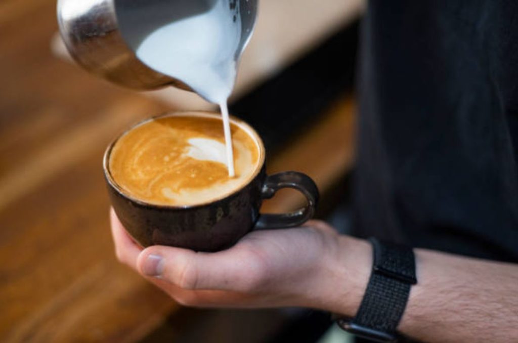 Un verdadero duelo de cafés cremosos, descubre todo lo que diferencian a dos bebidas únicas muy suaves, el flat white y el latte.