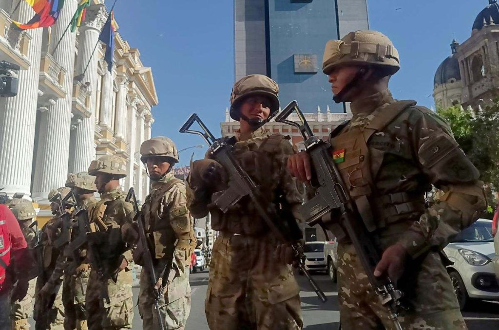 El Gobierno de Bolivia confirma que sufre un golpe de estado, tras la movilización irregular de militares en sede el Ejecutivo.