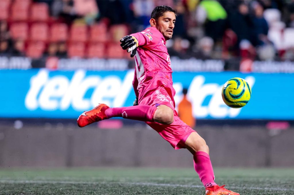 Jesús Corona. Será el más veterano dentro del futbol mexicano luego que ha renovado su contrato por seis meses más con los Xolos de Tijuana. Actualmente tiene 43 años y es el más veterano.