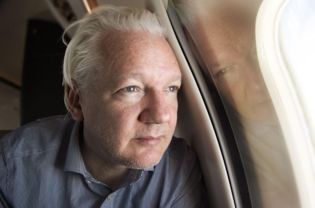El fundador de Wikileaks, Julian Assange, en una imagen publicada por Wikileaks en X mientras su avión se aproxima al aeropuerto de Bangkok para hacer escala con el mensaje "Acercándonos a la libertad". Según el acuerdo alcanzado con el Departamento de Justicia, Assange, de 52 años y nacionalidad australiana, se declarará culpable de un solo cargo por conspirar para obtener y difundir ilegalmente información clasificada, lo que le permitirá regresar a Australia y pondrá fin a una larga saga judicial por la filtración de documentos clasificados.