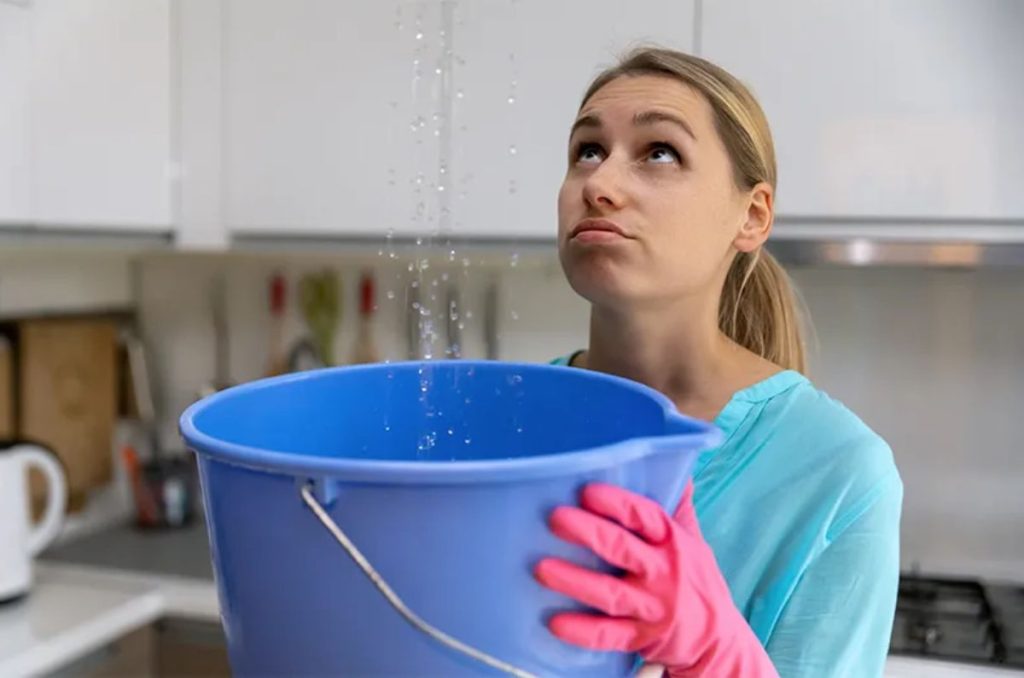 Después de las intensas olas de calor, la llegada de la temporada de lluvias. Conoce algunos consejos para proteger tu casa y oficina.