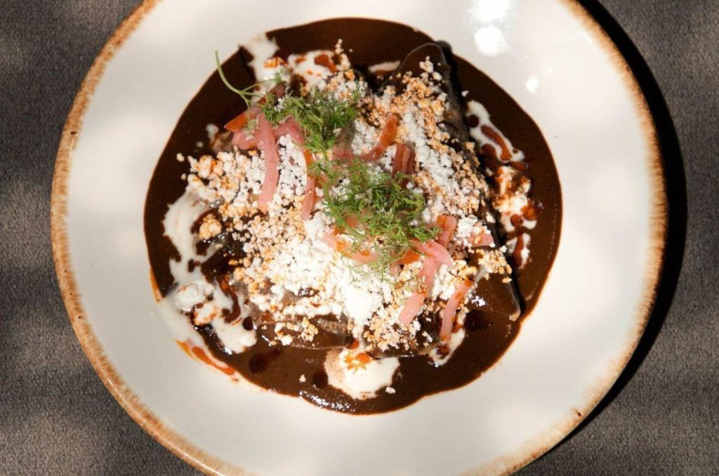 Ubicado en la Roma Norte, Maíz Tinto es más que un simple gastrobar; es un homenaje culinario al alma de la cocina mexicana.