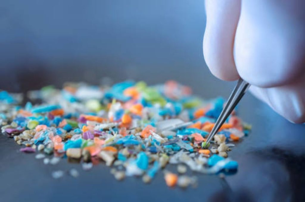 El estudio apunta que eliminar el 99% de residuos plásticos en los océanos, ríos y lagos, se podría reducir la exposición a microplásticos.