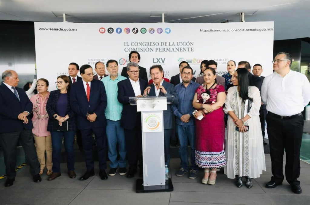 El líder de Morena en el Congreso avisó que impulsarán las 18 reformas constitucionales propuestas por Andrés Manuel López Obrador.